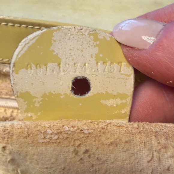 Gucci Yellow Shoulder Bag smooth patent leather poor to fair condition - Picture 14 of 14